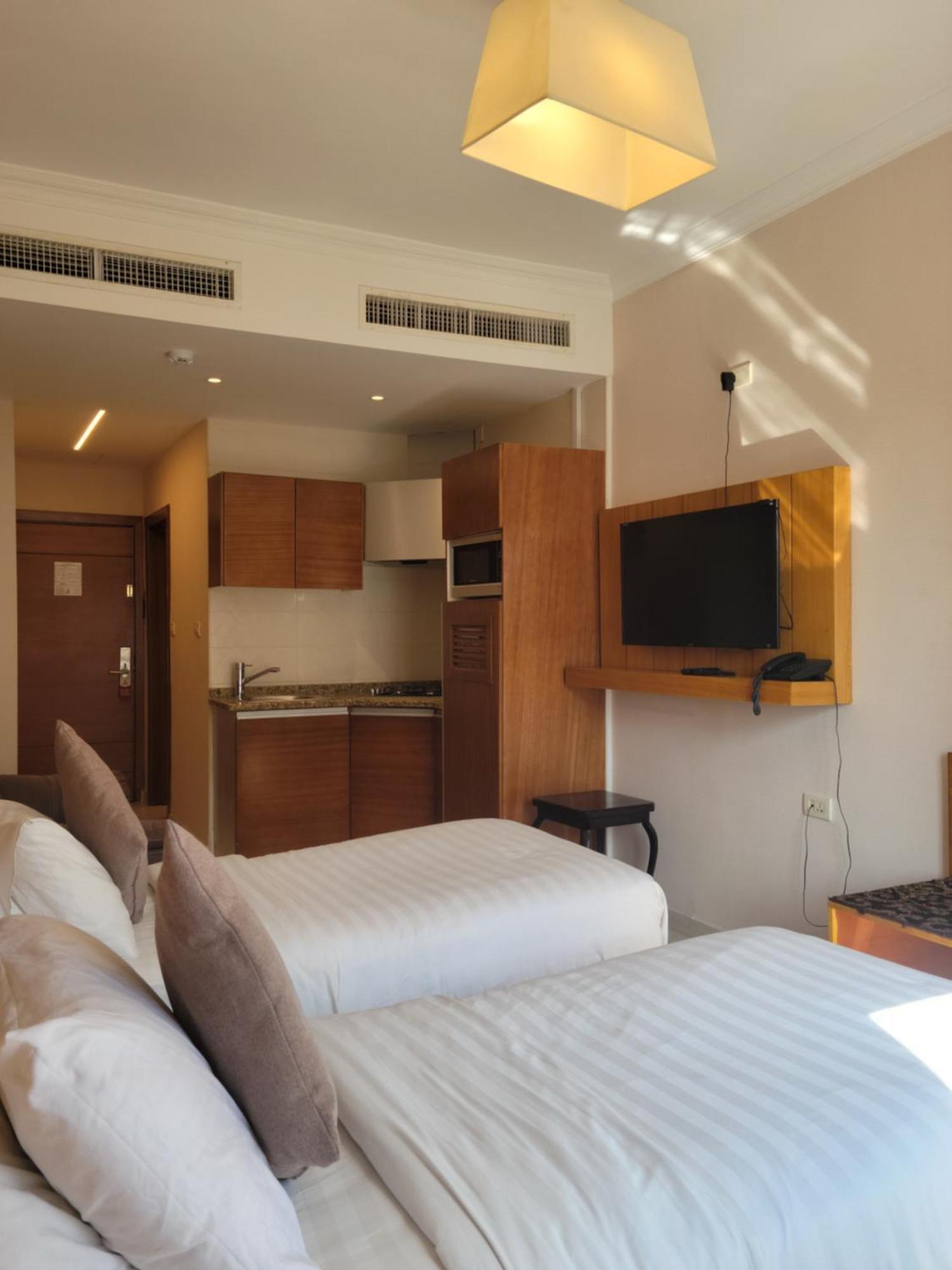 Big Ben Hotel Suites Амман Экстерьер фото